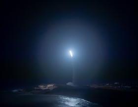 MRBM TARGET: An advanced medium range ballistic missile target is launched from the Pacific Missile Range Facility, Kauai, Hawaii, as part of the U.S. 导弹防御局的飞行测试宙斯盾武器系统-32 (FTM-32), held on March 28, 2024年与美国合作举办.S. Navy. (图片/发布)