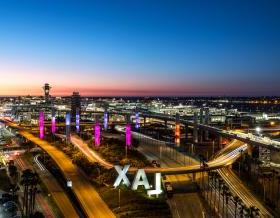 Los Angeles, California, USA - April 7, 2024: Overview of the Los Angeles International Airport. 日落后从上方拍摄.